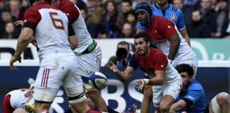 Francers scrum half Sebastien Bezy clears the ball during the Six Nations international rugby union match between France and Italy on February 6, 2016 at the Stade de France in Saint-Denis, north of Paris. / AFP / FRANCK FIFE