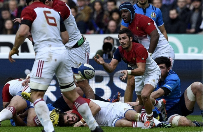 Francers scrum half Sebastien Bezy clears the ball during the Six Nations international rugby union match between France and Italy on February 6, 2016 at the Stade de France in Saint-Denis, north of Paris. / AFP / FRANCK FIFE