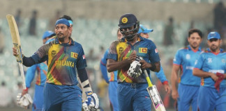 Sri Lanka's Tillakaratne Dilshan raises the bat to celebrate the team's win after the World T20 cricket tournament match between Afghanistan and Sri Lanka at the Eden Gardens in Kolkata on March 17, 2016. / AFP / Dibyangshu SARKAR
