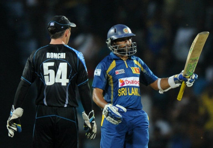 CRICKET-SRI-NZL Sri Lankan batsman Tillakaratne Dilshan (R) raises his bat to the crowd after scoring a half-century (50 runs) during the second Twenty20 cricket match between Sri Lanka and New Zealand at the Pallekele International Cricket Stadium in Pallekele on November 21, 2013. AFP PHOTO/ LAKRUWAN WANNIARACHCHI / AFP / LAKRUWAN WANNIARACHCHI
