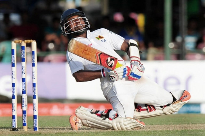 Sri Lankan cricketer Kaushal Silva avoids a bouncer during the opening day of the second Test between Sri Lanka and Pakistan at the P. Sara Oval Cricket Stadium in Colombo on June 25, 2015. AFP PHOTO / LAKRUWAN WANNIARACHCHI / AFP PHOTO / LAKRUWAN WANNIARACHCHI