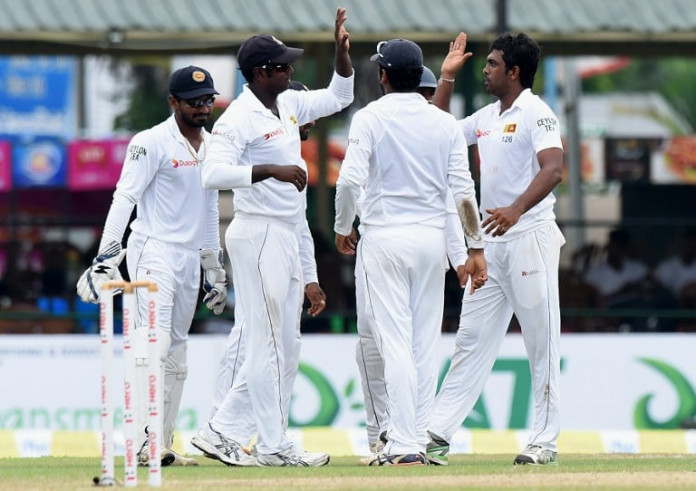 Sri Lankan cricket captain Angelo Mathews (2L) celebrates with teammates after dismissing West Indies Cricketer Marlon Samuels during the final day of their second Test cricket match between Sri Lanka and the West Indies at the P. Sara Oval Cricket Stadium in Colombo on October 26, 2015. AFP PHOTO/ Ishara S. KODIKARA / AFP PHOTO / Ishara S.KODIKARA