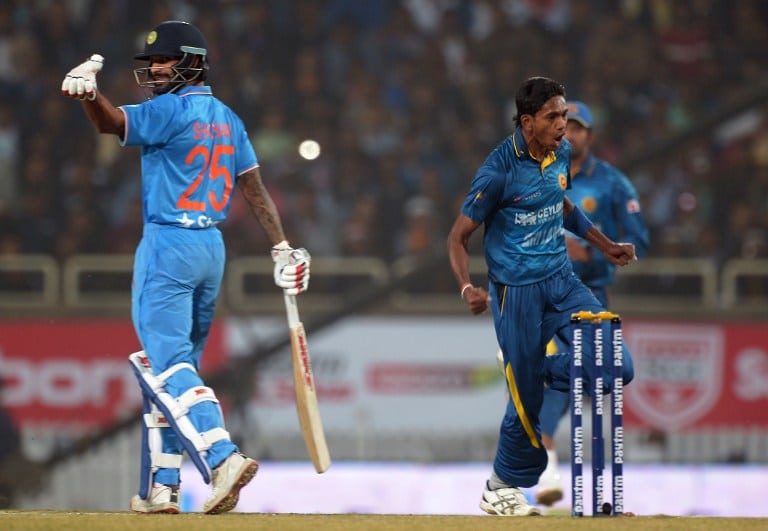 CRICKET-IND-SRI ශ්රී ලංකා ක්රීඩක දුෂ්මන්ත චමිර ශිකර් ධවාන් දවා ගත් අවස්තාව - AFP Photo