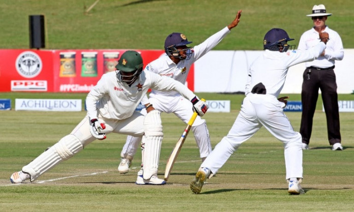 Sri Lanka players appeal for th wicket of Tiinotenda Mawoyo during the second day of the second cricket Test match between Sri Lanka and hosts Zimbabwe at the Harare Sports club, on November 7, 2016. / AFP PHOTO / Jekesai Njikizana