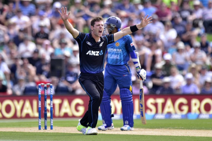 Matt Henry (Front) of New Zealand appeals for an LBW call on Tillakaratne Dilshan of Sri Lanka during the first ODI cricket match between New Zealand and Sri Lanka ©AFP