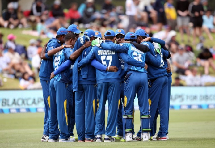 Sri Lanka have a team huddle prior to the start of the fifth one day international cricket match between New Zealand and Sri Lanka played at the Bay Oval in Mount Maunganui on January 05, 2016. AFP PHOTO / MICHAEL BRADLEY / AFP PHOTO / MICHAEL BRADLEY