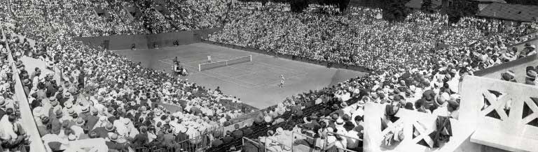Full house at a Davis cup match opposing French player Andre Merlin to England’s Bunny Austin in 1933 at the Roland Garros. Photo Credits : AFP