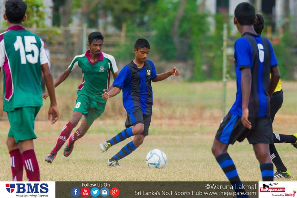 S.Thomas' College vs Zahira College - Kotmale Chox Group Stage - 13/9/2016 - Kelaniya Football Complex -Senal De Alwis (Centre) tries to weave his way past the Zahira defence