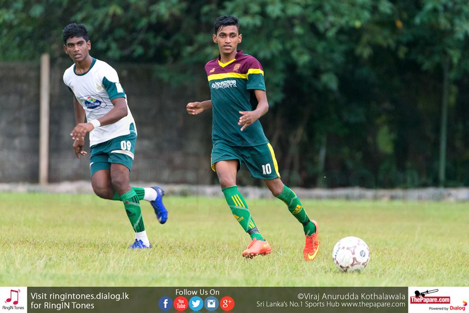 St.Henry's vs Hameed Al Husseinie – Schools Football 2016 - Kelaniya Football Complex - 29/7/2016 - A Keetige Sandaruwan looks to receive the ball