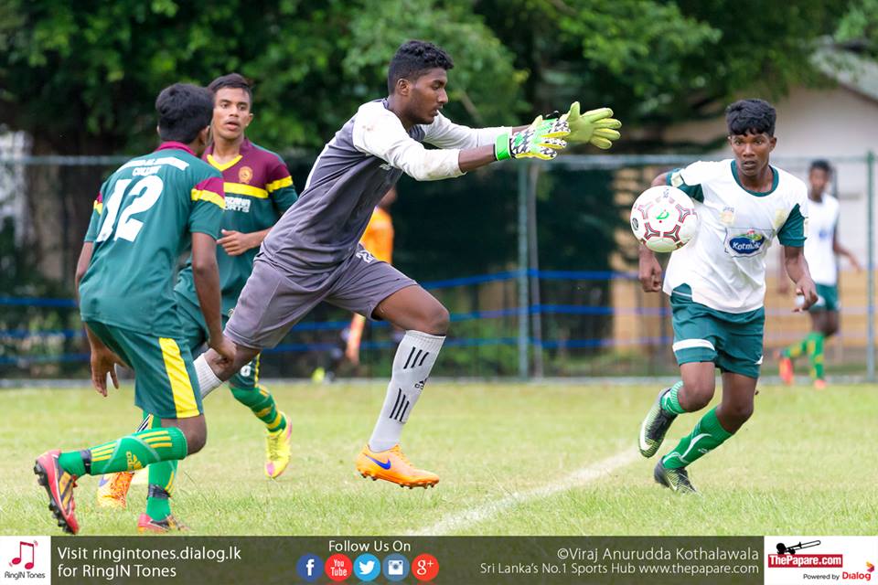 St.Henry's vs Hameed Al Husseinie – Schools Football 2016 - Kelaniya Football Complex - 29/7/2016 - Hameedians' custodian Dinesh pounces on a ball