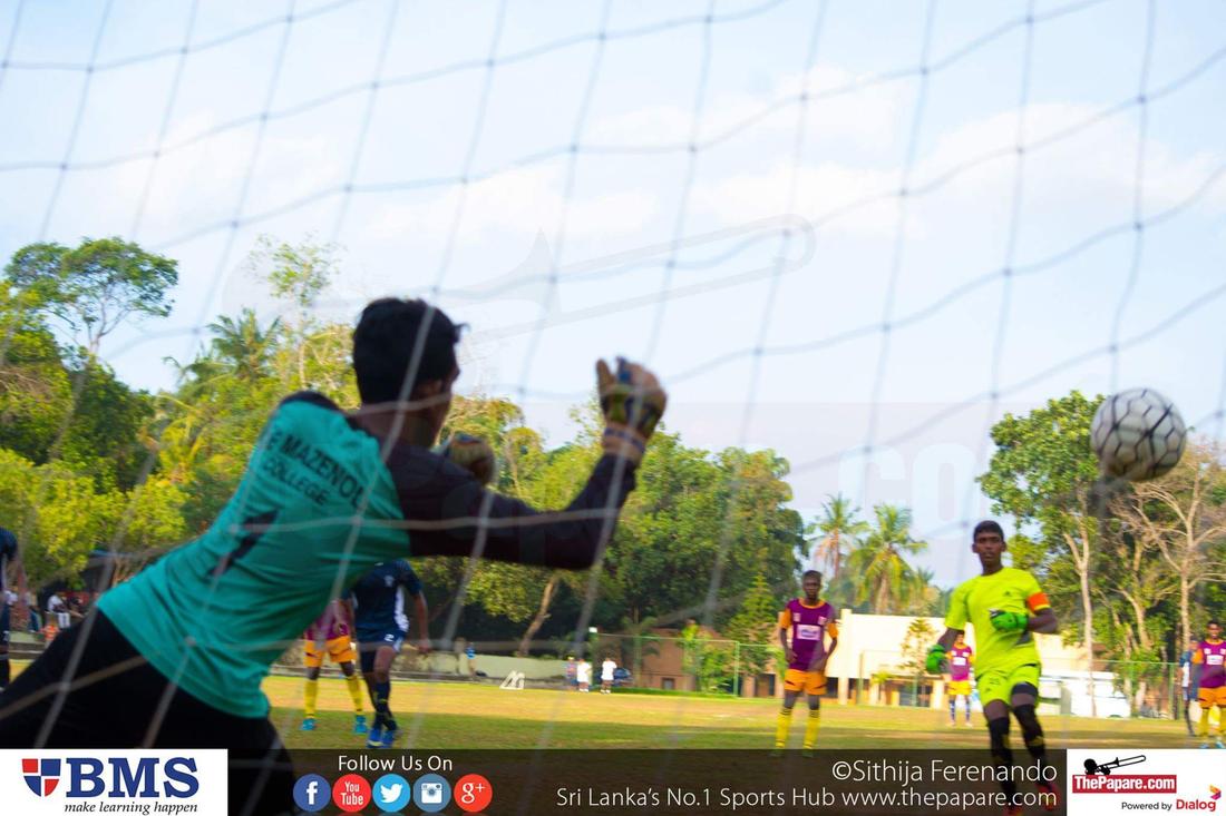 De Mazenod College v Holy Cross College - Schools Football 2016 - De Mazenod College, Kandana - 06/09/2016 Malind Jayod (R) puts the penalty past Supun Harshana (L).