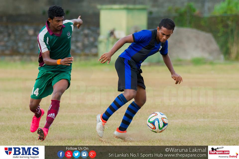 S.Thomas' College vs Zahira College - Kotmle Chox Group Stage - 13/9/2016 - Shaheel Azhar (L) tries to get the ball of Jaythaka De Silva