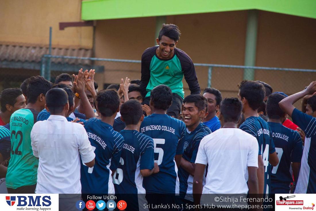 De Mazenod College v Holy Cross College - Schools Football 2016 - De Mazenod College, Kandana - 06/09/2016 Mazenodians enjoy victory after the match.