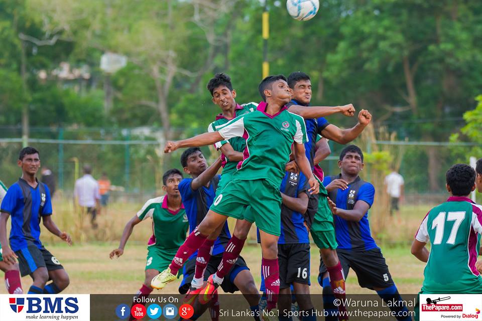 S.Thomas' College vs Zahira College - Kotmale Chox Group Stage - 13/9/2016 - Kelaniya Football Complex - Mathangaweera (Blue) challenges two Zahirians for a header