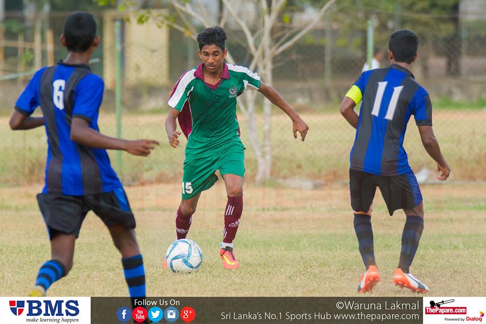 S.Thomas' College vs Zahira College - Kotmale Chox Group Stage - 13/9/2016 - Kelaniya Football Complex - Aaqib (C) looks to take on Dias (R) and Ebenezer