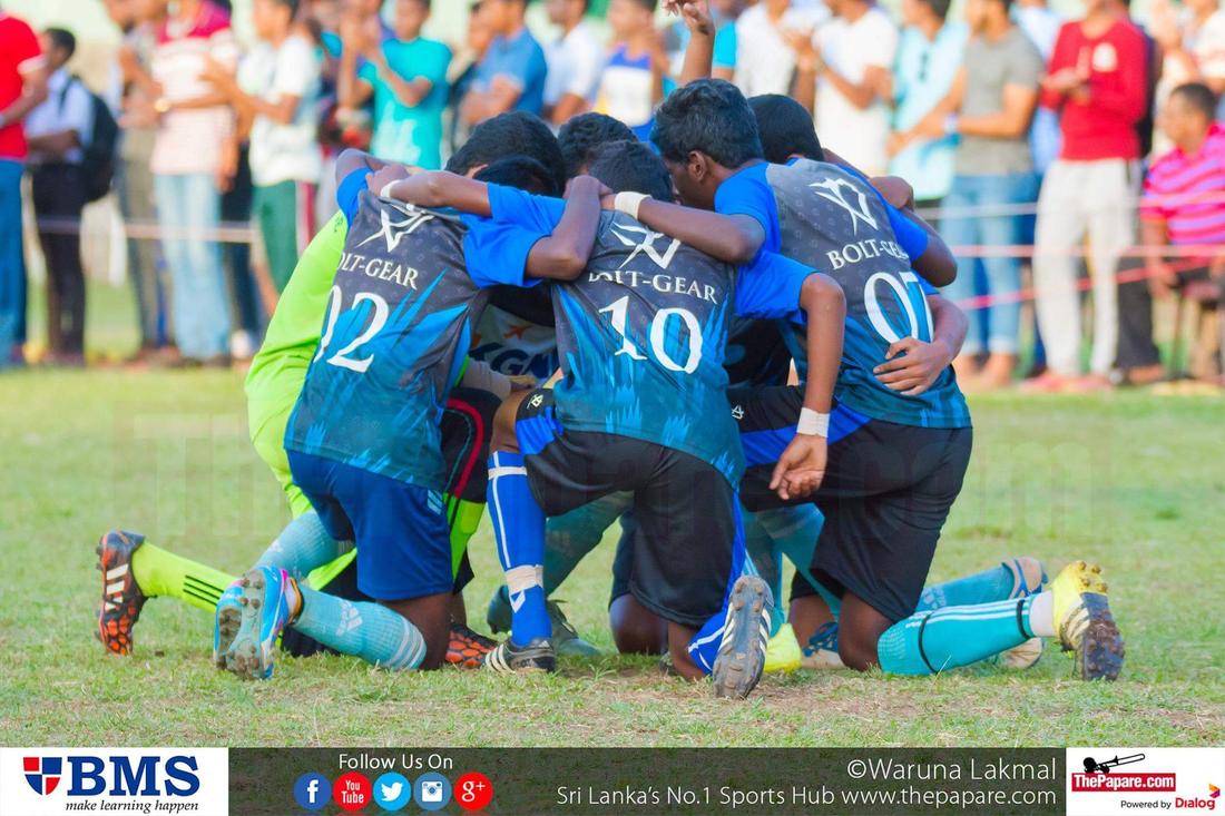 12th Zahira Super 16 Soccer 7's 2016 - Zahira College Grounds - 08/10/2016 Team discussion before the match.