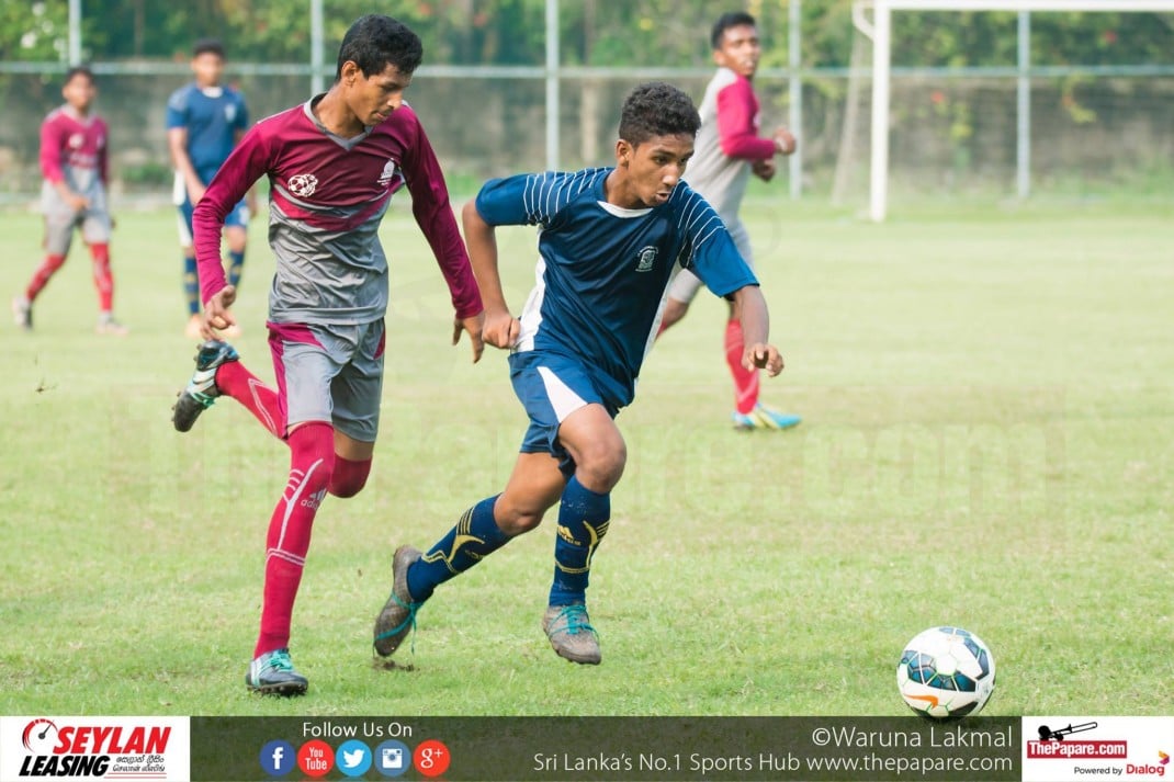 Nalanda College v De Mazenod College - U19 Schools Division II - Kelaniya Football Complex - 09/11/2016 - Raheem Deen (R) makes a run closely followed by Nadishka Madushika (L).