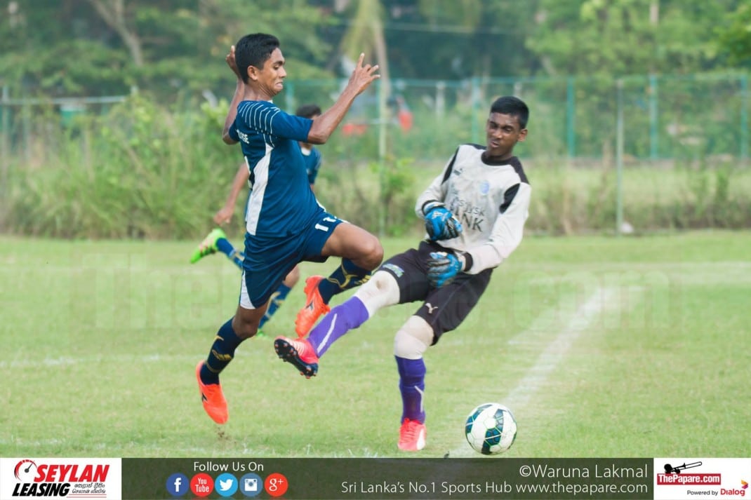 Nalanda College v De Mazenod College - U19 Schools Division II - Kelaniya Football Complex - 09/11/2016 - Brian Chiran (L) barges into Nuwan Gimhana (R) on the way to goal.