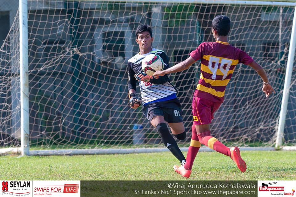Ananda College v St.Peter's College - U19 Division I - M.H.Mohamed Grounds - 02/12/2016 - St.Peter's College goalkeeper Hirusha Malshan comes from the line to make a save