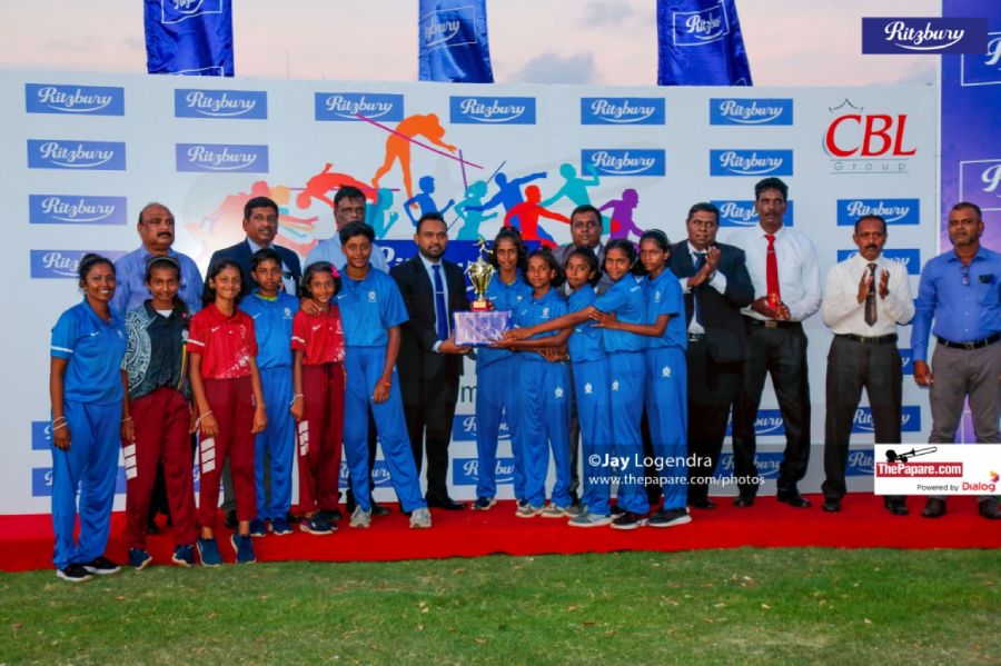 Aruna Liyanapathirana, Category Manager – Ritzbury, awards the overall girls’ championship trophy to Dehiattakandiya National School team