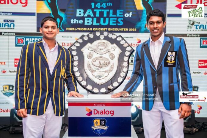 Royal skipper Dasis Manchanayake (L) & S. Thomas’ captain Romesh Mendis (R) posing with the D.S. Senanayake Shield