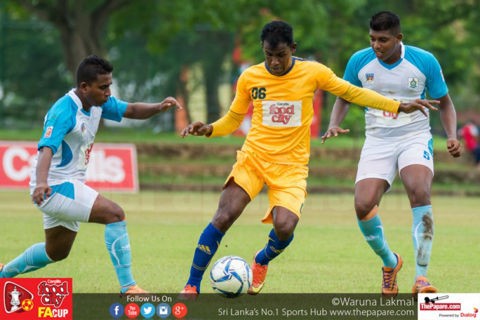 Army SC's Mohamed Issadeen (M) in action against Air Force SC - FA Cup 2016 Quarter Final