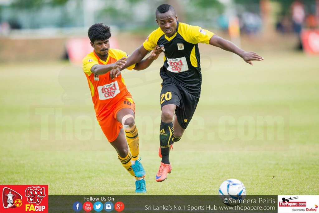 Bodrie Dimitri (R) in action for Colombo FC - FA Cup 2016 Quarter Final