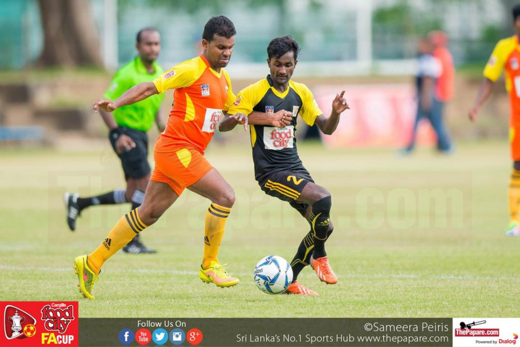 Colombo FC's Danushka Madushanka (R) in action - FA Cup 2016 Quarter Final