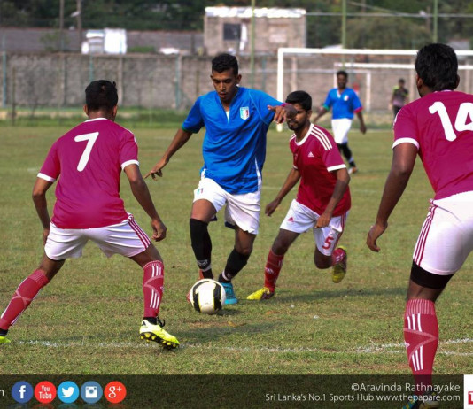 Colombo FL player breaks away from Play Ground FL defense (Senior Inter League)