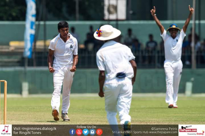 අවුරුදු 17න් පහළ පළමු පෙළ ක්‍රිකට් තරගාවලියේ තවත් අර්ධ අවසන් පූර්ව තරඟයක් අද (20) කොළඹ තර්ස්ටන් විද්‍යාලය හා කුරුණෑගල මලියදේව විද්‍යාලය අතර කොළඹ සාන්ත පීතර විද්‍යාලීය ක්‍රීඩා පිටියේදී පැවැත්විණි. මෙම තරඟයෙන් තර්ස්ටන් විද්‍යාලය ලකුණු 128ක දැවැන්ත ජයග්‍රහණයක් ලබාගැනීමට සමත් විය. පසුගිය ලිපි: ආනන්දය, ඩී.එස් අභිබවයි මෙම තරඟය වයස අවුරුදු 17න් පහළ පළමු පෙළ කාණ්ඩයේ 3වන අර්ධ අවසන් පූර්ව තරඟය ලෙස පැවැත්විණි. කාසියේ වාසිය දිනාගත් තර්ස්ටන් විද්‍යාලීය A කණ්ඩායම පළමුව පන්දුවට පහරදීමට තීරණය කරන ලදි. තර්ස්ටන් විද්‍යාලයේ ලකුණු පුවරුව සවිමත් කිරීමට, මුල සිටම ඉවසිල්ලෙන් පන්දුවට පහරදුන් යෙශාන් වික්‍රමාරච්චි ලකුණු 84ක් ලබාගනිමින් කණ්ඩායමේ ජයග්‍රහණයට සිය දායකත්වය දක්වන ලදි. තර්ස්ටන් විද්‍යාලය ලකුණු 258ක් වැනි ඉහළ ලකුණකට යාමට එම විශිෂ්ට ඉණිම ඉතාමත් වැදගත් වූ අතර, ඔහු වටා ගොඩනැගුණු සබඳතාවන් කිහිපයක්ම ඔවුන්ගේ ජයග්‍රහණය සඳහා ඉවහල් විය. යෙශාන් සමඟ එක්වූ ඉමේෂ් විරංග ද, ලකුණු 37කින් තම විද්‍යාලයේ ලකුණු පුවරුව සවිමත් කරන ලදි. මෙහිදී තර්ස්ටන් පිතිකරුවන්ට දැනෙන ලෙස අභියෝගාත්මක පන්දුවාර කිහිපයක්ම නිශන්ජය ඇතුළු මලියදේව පන්දු යවන්නන් විසින් එල්ල කලද එම පන්දුවලට තර්ස්ටන් පිතිකරණය නොසැලී මුහුණදෙන ලදි. තර්ස්ටන් විද්‍යාලීය A කණ්ඩායම - 258-10 (49.4) යෙශාන් වික්‍රමාරච්චි 84, ඉමේෂ් විරංග 37, නිශන්ජය හෙට්ටිආරච්චි 2/42, සහන් රණතුංග 2/43, සංජීවන් ප්‍රියදර්ශන 2/54 ලකුණු 259ක් වැනි අභියෝගාත්මක ලකුණු ප්‍රමාණයක් හඹායාමට පිටියට පිවිසි මලියදේව පිතිකරුවන් මුල සිටම මවිතයට පත්කරමින් තර්ස්ටන් ක්‍රීඩක නිපුන් ලක්ෂාන් දක්ෂ ලෙස පන්දු යැවීමට සමත් විය. මලියදේව විද්‍යාලයේ දක්ෂ පිතිකරුවන්, ඉතා ඉක්මනින් දවාලීමට නිපුන් සමත් වූ අතර මලියදේව විද්‍යාලයේ ලකුණු 100ක කඩඉම පසුකර යාම සඳහා පන්දුවෙන් මෙන්ම පිත්තෙන්ද දස්කම් දැක්වූ සහන් රණතුංග, කැපි පෙනෙන චරිතයක් විය. අවසානයේ දී තර්ස්ටන් විද්‍යාලය ඉතාමත් පහසුවෙන් තරගයේ වාසිය තමන් දෙසට හරවා ගනිමින් තරගයේ පාලනය සියතට ලබාගැනීමට සමත් විය. මෙහිදී පන්දුවෙන් දස්කම් දැක්වූ ක්‍රීඩකයින් කිහිපදෙනෙක්ම මලියදේව විද්‍යාලය වෙනුවෙන් පිත්තෙන් දස්කම් දැක්වීමට සමත් වීම කැපී පෙණිනි. මලියදේව විද්‍යාලීය A කණ්ඩායම -130-10 (32) සහන් රණතුංග 39, සංජීවන් ප්‍රියදර්ශන 23, නිපුන් ලක්ෂාන් 5/18, බිමර රණතුංග 2/41 අවසානයේ දී තර්ස්ටන් විද්‍යාලය, කුරුණෑගල මලියදේව විද්‍යාලය ලකුණු 128කින් පරාජයට පත්කරමින් අවසන් පූර්ව වටය සඳහා සුදුසුකම් ලබාගැනීමට සමත් විය. හෙට (21) පැවැත්වෙන මෙම අංශයේ අවසන් හා 4වන අර්ධ අවසන් පූර්ව තරඟය, මොරටුව සාන්ත සෙබස්තියන් විද්‍යාලය හා සාන්ත ඇලෝසියස් විද්‍යාලය අතර වත්තල ලයිසියම් විද්‍යාලීය ක්‍රීඩා පිටියේදී පැවැත්වීමට නියමිතව ඇත. තවත් පුවත් සඳහා පිවිසෙන්න - මුල්පිටුවට