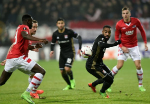 AZ Alkmaar's defender Derrick Luckassen (L) and Lyon's forward Alexandre Lacazette (2ndR) go for the ball during the UEFA Europa League football match between AZ Alkmaar and Olympique Lyonnais at the Afas Stadium in Alkmaar, on February 16, 2017 