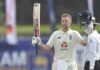 இலங்கை அணிக்கு நெருக்கடி கொடுத்துவரும் இங்கிலாந்து! Joe Root raises his bat after reaching 150