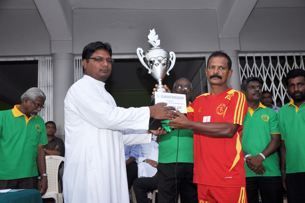 Kurnegala Veterans skipper Nihal Chandradasa with the RunnerUp trophy