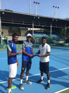 Nishangan Nadaraja (left) receives his Davis Cup T shirt from Harshana Godamanne (middle). Also in the photo is Yasitha De Silva (right)​