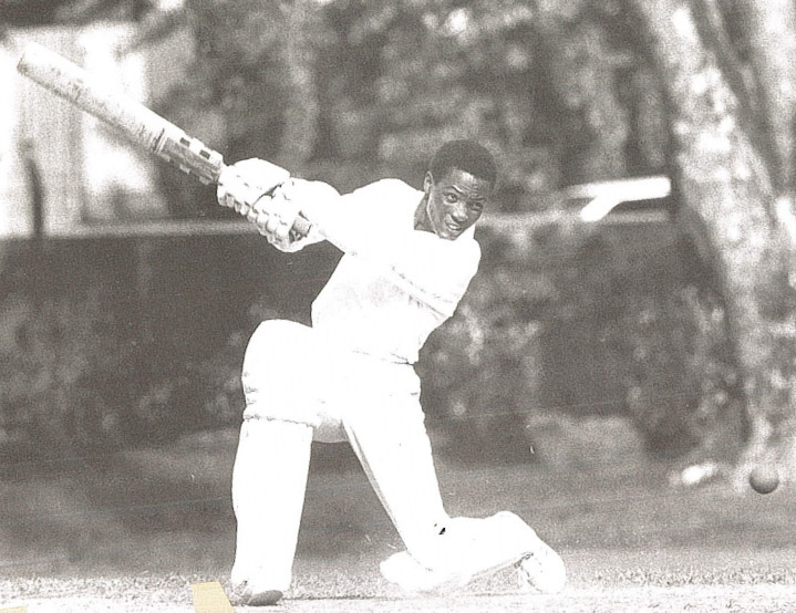 ට්‍රිනිඩැඩ් සහ ටොබෑගෝ කණ්ඩායම වෙනුවෙන් පන්දුවට පහරදෙන තරුණ බ්‍රයන් ලාරා