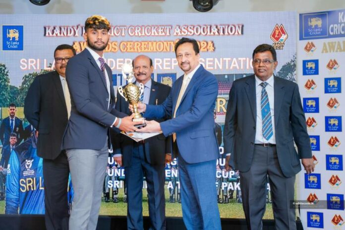 Pulindu Perera Of Dharmaraja College Clicy District Best Men's Player of The Years award by Sri Lanka Cricket Treasurer. Sujeewa goodaliyadda.