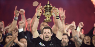 New Zealand's flanker and captain Richie McCaw (C) holds the Webb Ellis Cup ©AFP