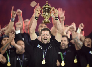 New Zealand's flanker and captain Richie McCaw (C) holds the Webb Ellis Cup ©AFP