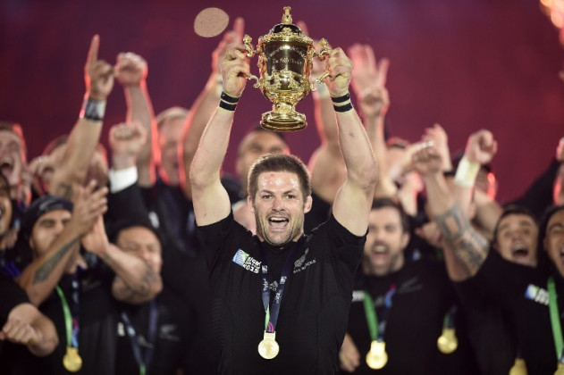 New Zealand's flanker and captain Richie McCaw (C) holds the Webb Ellis Cup ©AFP