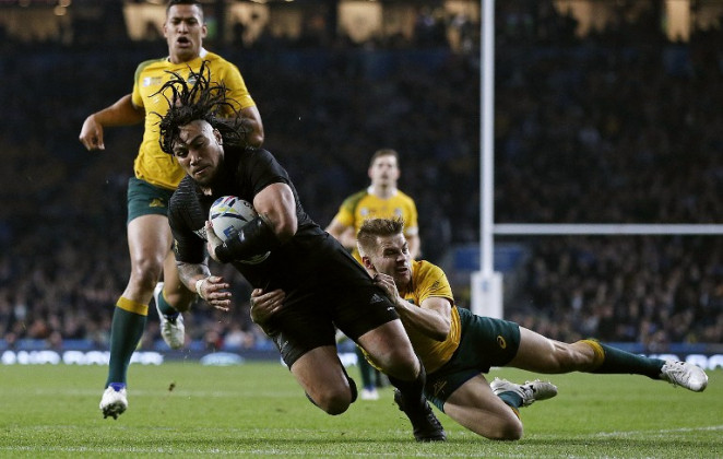 New Zealand's centre Ma'a Nonu (L) scores his team's second try ©AFP