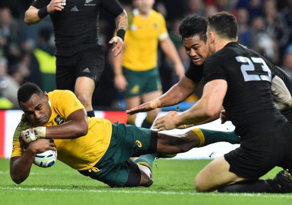 Australia's centre Tevita Kuridrani (L) scores his team's second try ©AFP