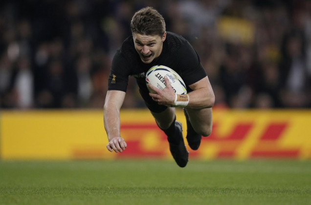 New Zealand's fly half Beauden Barrett scores his team's third try ©AFP