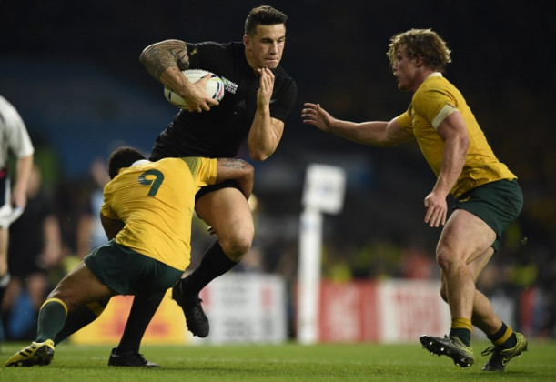 New Zealand's centre Sonny Bill Williams (C) is tackled by Australia's flanker Michael Hooper (R) and Australia's scrum half Will Genia (L) during the final match of the 2015 Rugby World Cup ©AFP