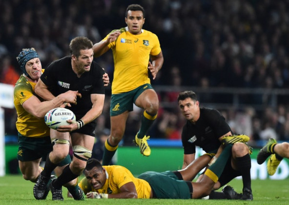New Zealand's flanker and captain Richie McCaw (2L) is tackled by Australia's number 8 David Pocock ©AFP