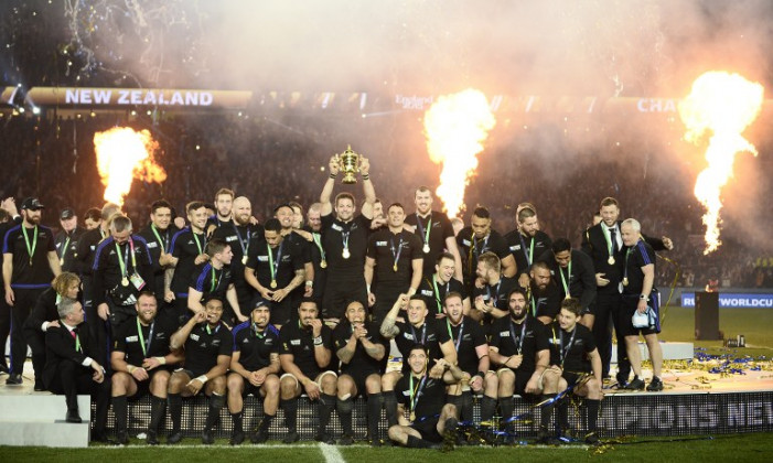 New Zealand's flanker and captain Richie McCaw (C) holds the Webb Ellis Cup ©AFP