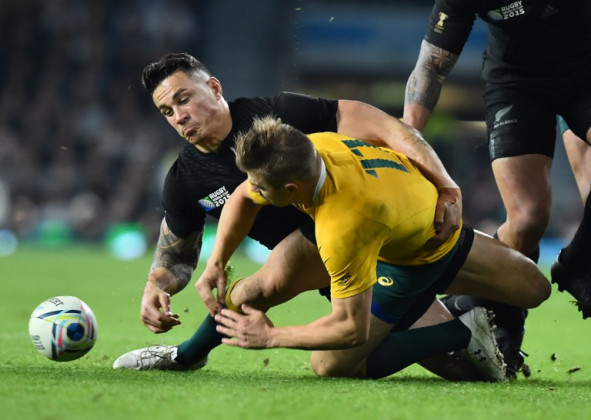 New Zealand's centre Sonny Bill Williams (L) vies for the ball with Australia's wing Drew Mitchell during the final match of the 2015 Rugby World Cup ©AFP