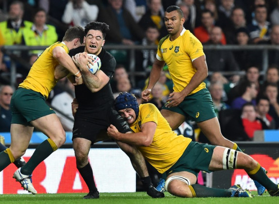 New Zealand's wing Nehe Milner-Skudder (C) is tackled by Australia's lock Dean Mumm (R) ©AFP