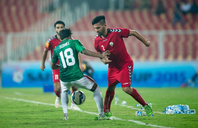 Sohel Raja battles it out with Islam Nasir to get the ball back in possession. (Photo - SAFF Suzuki Cup)