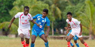 සොලිඩ් හි අෆීස් තරඟ කිරීමට අයෝග්යයි; ගුවන් හමුදාවට ජය හිමිවේ Solid SC's Afis Olayemi (L) in action against Air Force SC