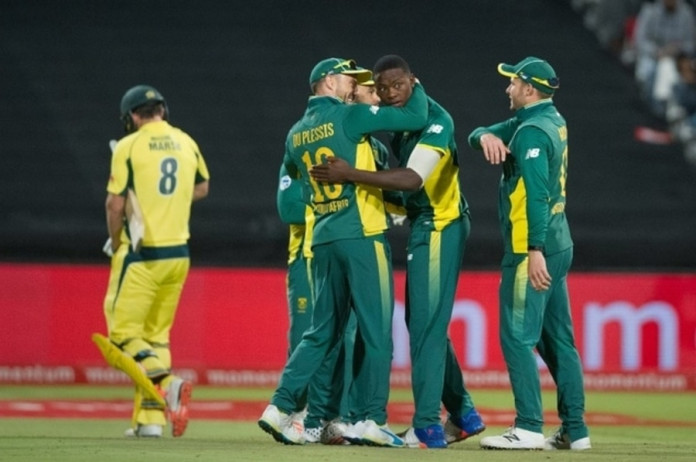 South African team members congratulate Kagiso Rabada (C) after hebowled Australia's Mitchell Marsh (L) out during the One Day International Cricket match on October 12, 2016, in Cape Town ©Rodger Bosch (AFP)